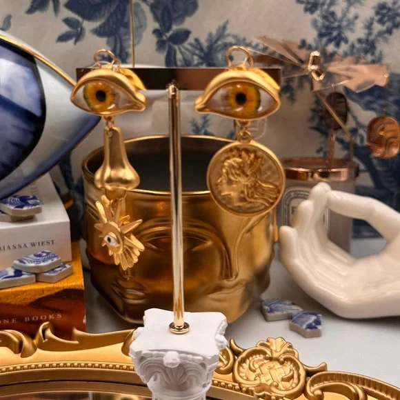 🆕 SCHIAPARELLI for V&A Museum 🧿 NWOT Surrealist Charm Earrings - Yellow Eye - Picture 8 of 17